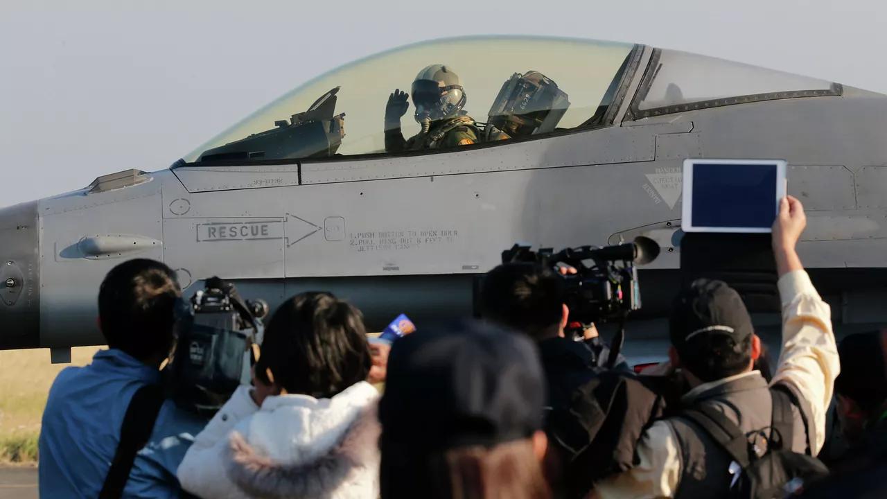战机还没交货，台“防务部”发布通报，

9月7日，针对66架F-16V战机在9月