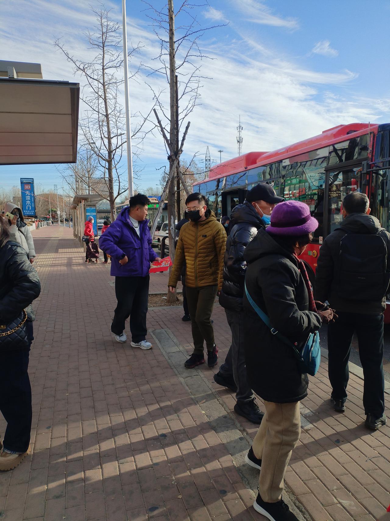 公交中转，翘首以盼。