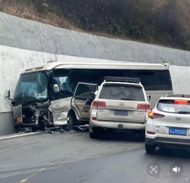 红旗国悦这个安全性相当不错，车架子够硬，A柱子几乎没有变形。路上可没几个乘用车能