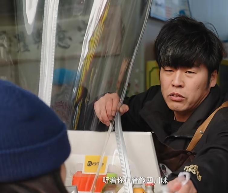 粥饼伦年末请吃饭答谢外卖老客粥饼伦这人能处！红了还守着摊子，最可贵是他那颗感恩的