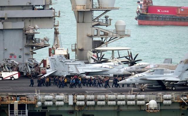 美军中东基地全在伊朗导弹覆盖下，航母不敢靠港只能海上补给，美军这下连吃饭喝水都成