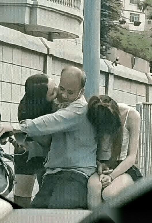 现在相亲市场的硬通货是啥，你知道吗？
不是那些年轻帅气的小伙子。
是手里有房、兜