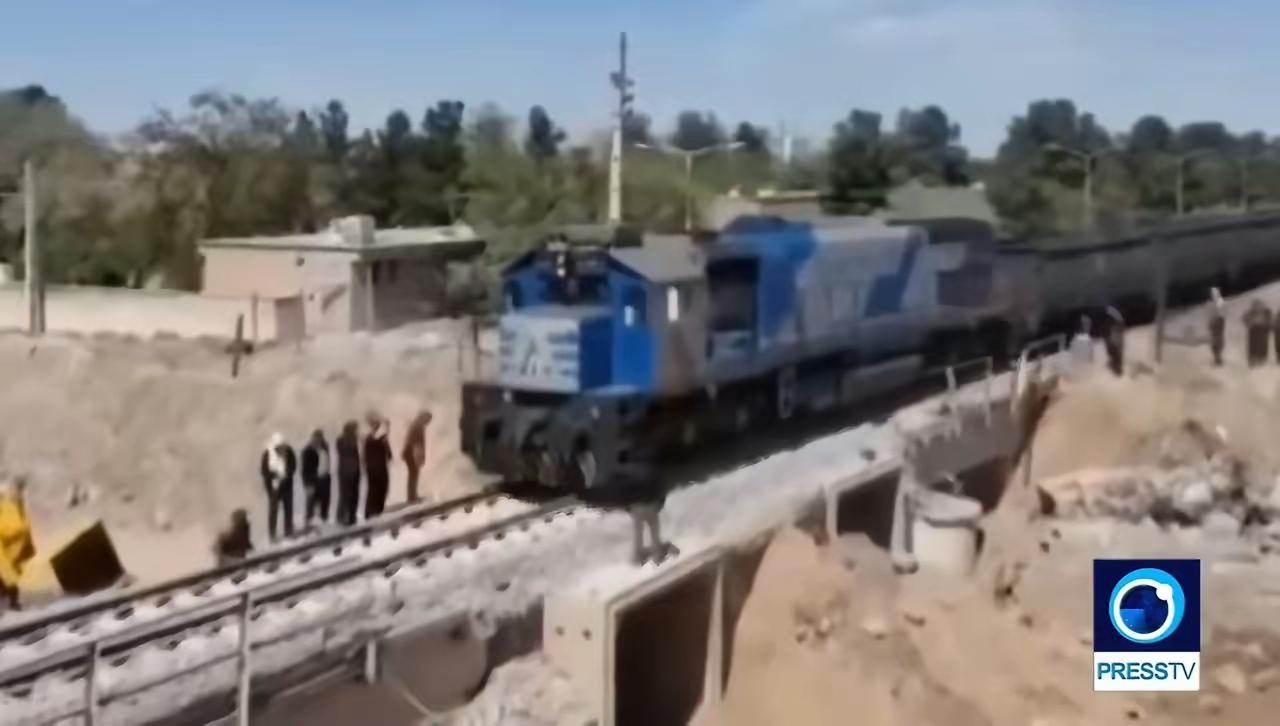 伊朗在创造战时基建方面的速度。

短短三天内，伊朗就抢修好了中部卡尚的阿巴德铁路