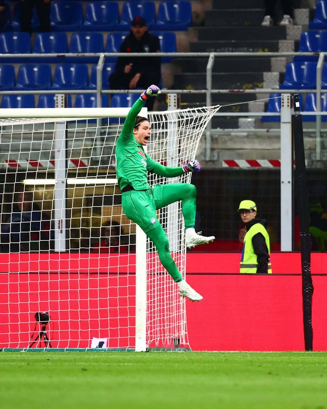 看！那个会飞的男人👀🧤亚特兰大冲啊🖤💙AC 米兰2-3亚特兰大