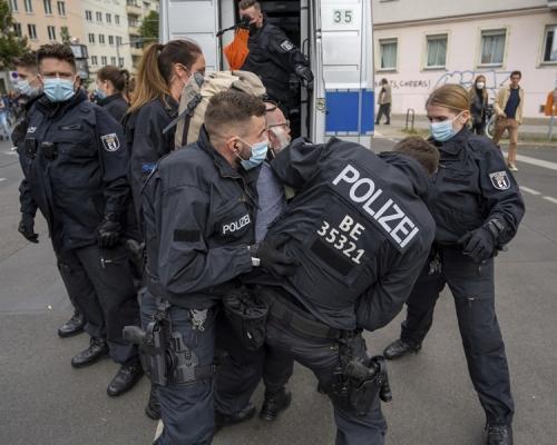 据德国媒体柏林广播公司报道，周一清晨6时刚过，柏林一下出动约220名州刑事警察局