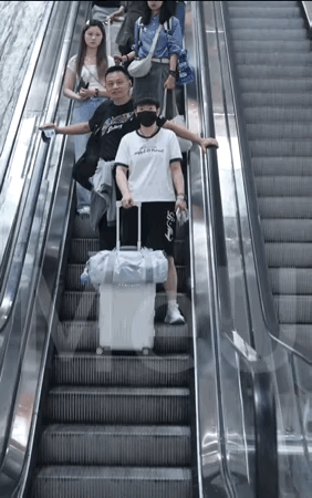 看得我不由笑出来，莎莎真的不能拿登机牌，一路掉[笑哭][笑哭][笑哭]
袁“大大