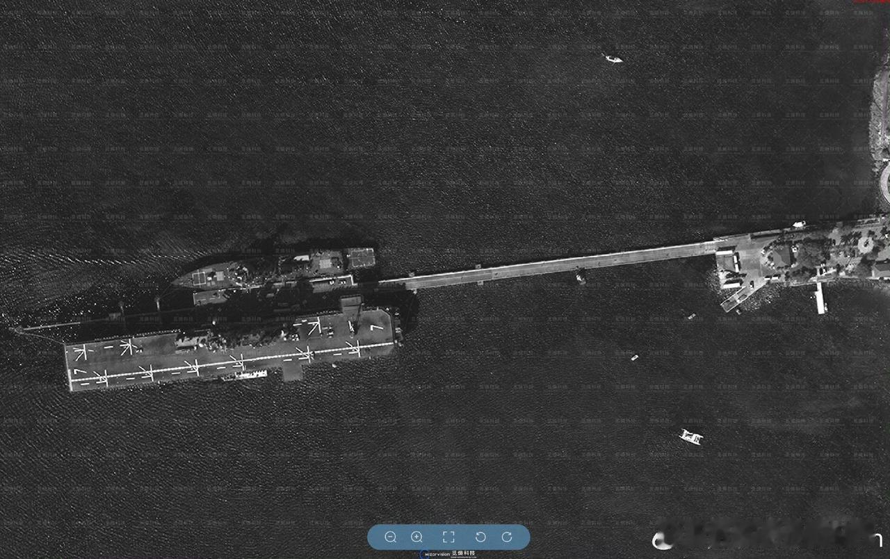 高清卫星拍摄到了美国海军两栖攻击舰“乌西·沃伊·吉马”号（LHD-7）在美属维尔