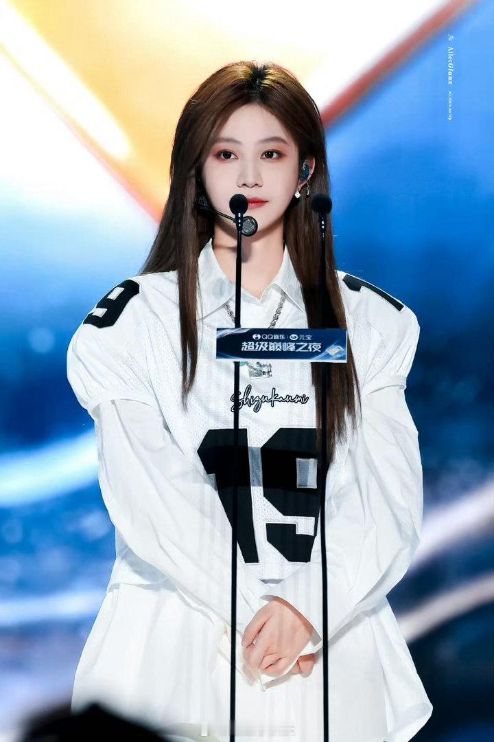 袁一琦买黄金 人总要生活的 袁一琦：买黄金，人总要生活的。我：你说得对。然后打开