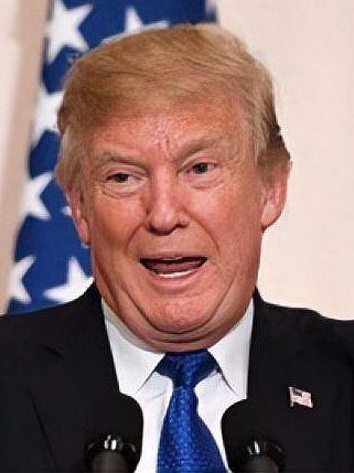 特朗普又自作多情和前言不搭后语地回答问题了。特朗普在出席一部纪录片首映礼时，当问