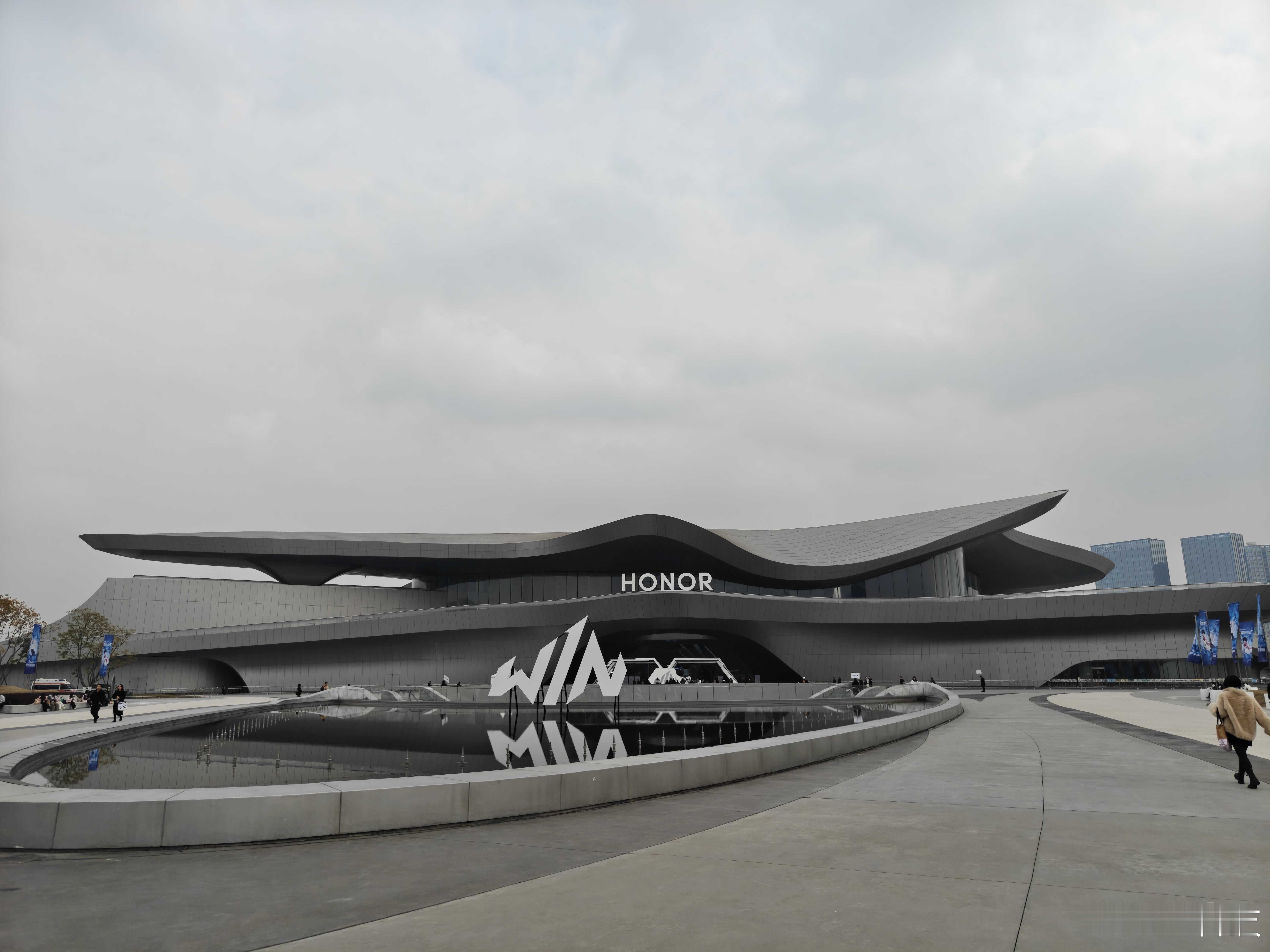 到了又到了熟悉的地方成都科幻馆，不过这次主角是荣耀WIN系列，10000mAh大