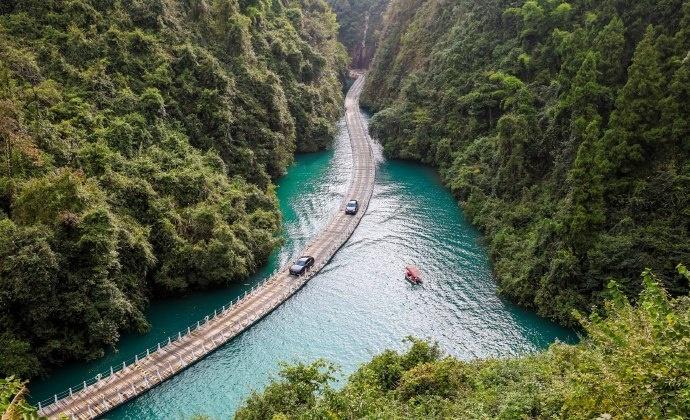 抵达狮子关，瞬间被山水治愈！318米的S形浮桥果然名不虚传，驾车以20码驶过，桥