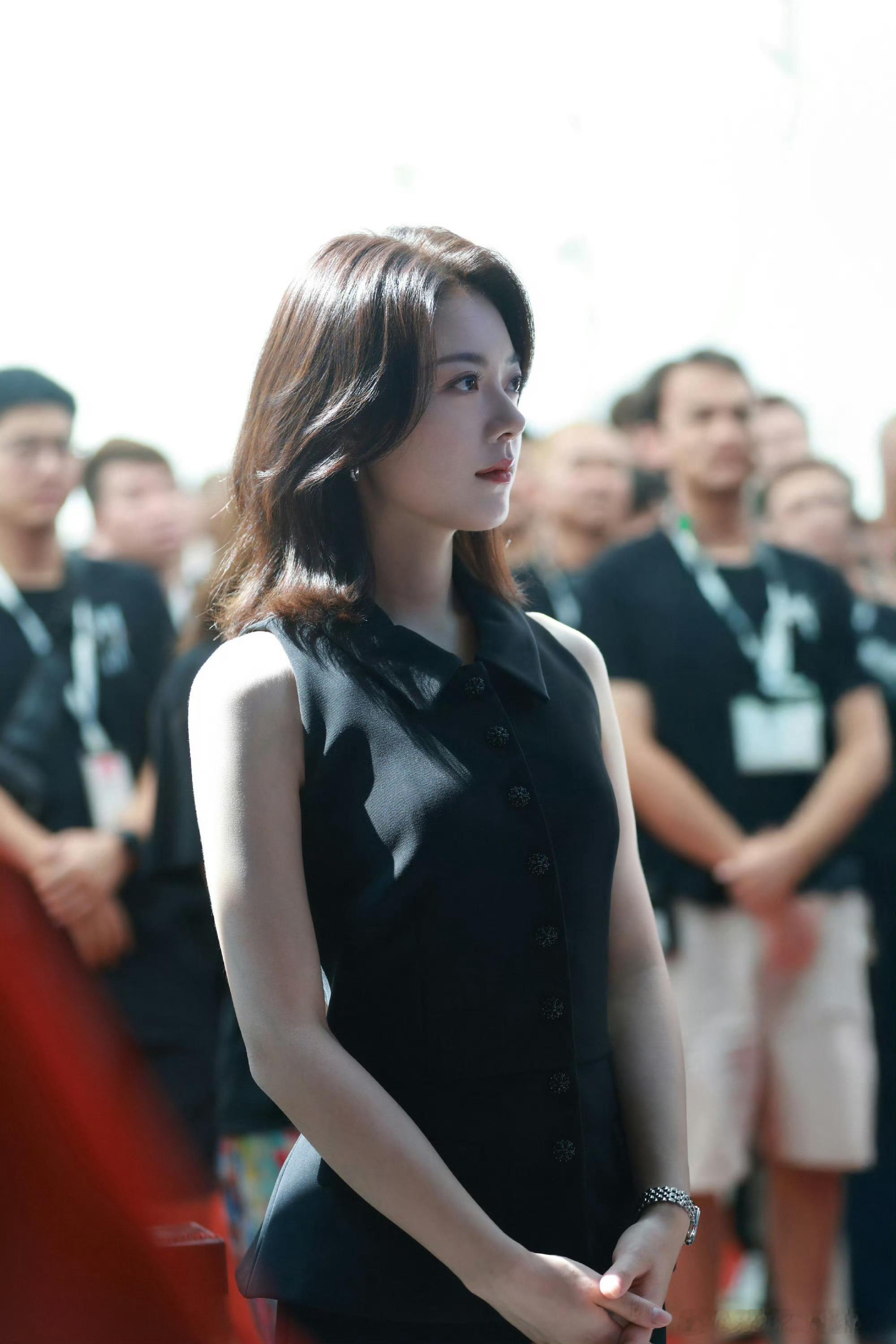 人怎么可以争气成这样偏爱赵今麦这份原生态美感，生图状态能打，穿搭简约大方，轮廓线