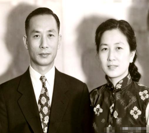谢贤父母年轻时的合影。
祖籍广州番禺，早年广东富商，经营银庄（钱庄）、丝绸生意，