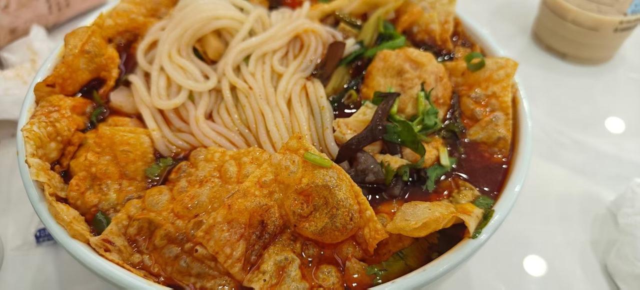 秋日生活打卡季深夜的美食让人心情愉悦，唯一的缺点就是发胖！[呲牙]