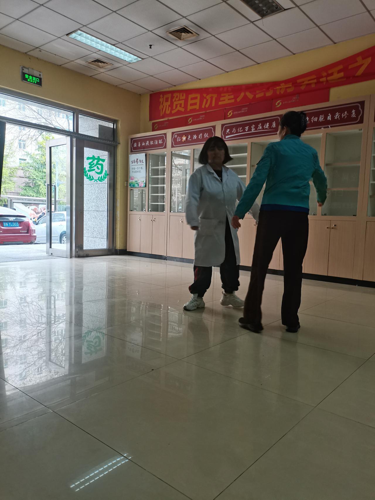 练气功怎样入门气功门派众多，各家都不一样，一般要学大众门派的，如太极拳，易学，不