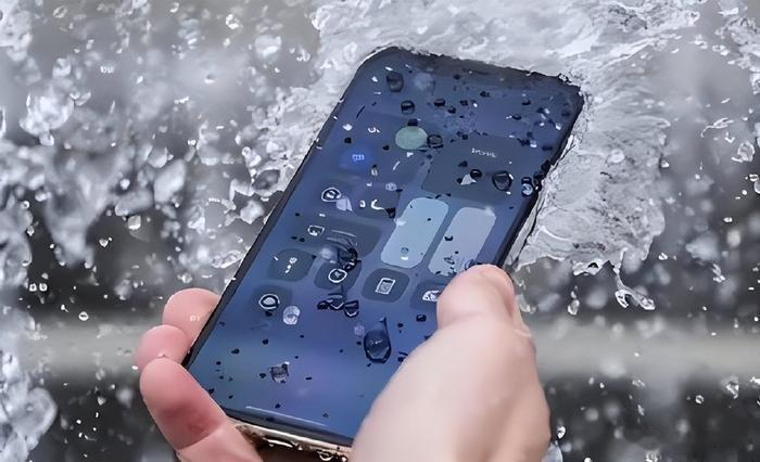 iPhone发烫怎么办？直接冲水降温啊！什么，你怕进水？那没事了，我劝你扔了，因