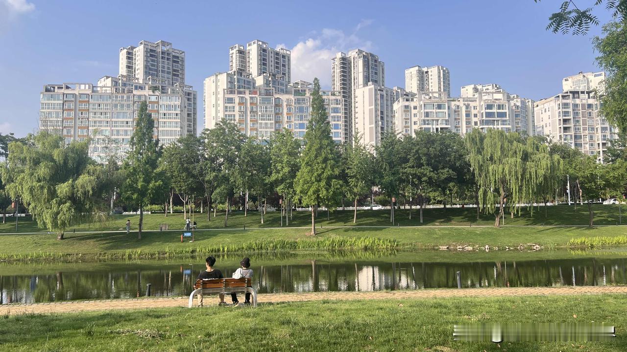 个人感觉，中俄周三晚间罕见地同时发布两项联合声明，举世瞩目。第一项声明聚焦深化全