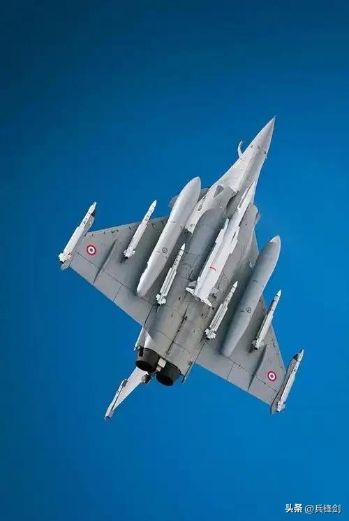 在多用途性上，它堪称“全能选手”，可执行空战、对地攻击、对海打击等多种任务。其先