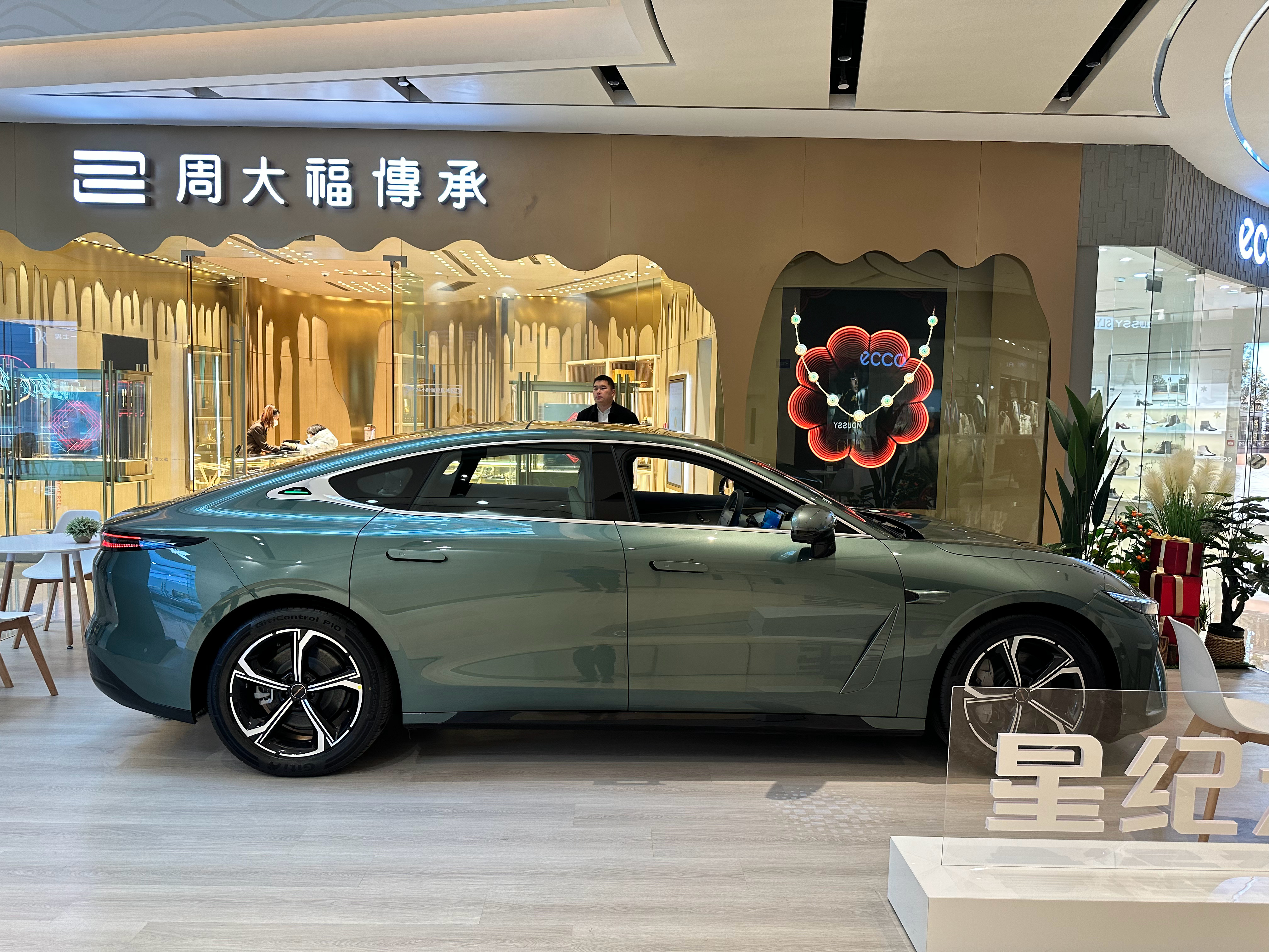 星纪元颜值不错，就是在商场的临展，有点不拘小节#星纪元#  ​​​