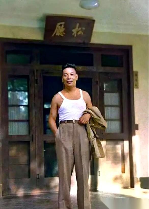 照片一闪，男人背影僵在老宅门前。没人敢信，这画面是真的，不是电影。可他，分明就站