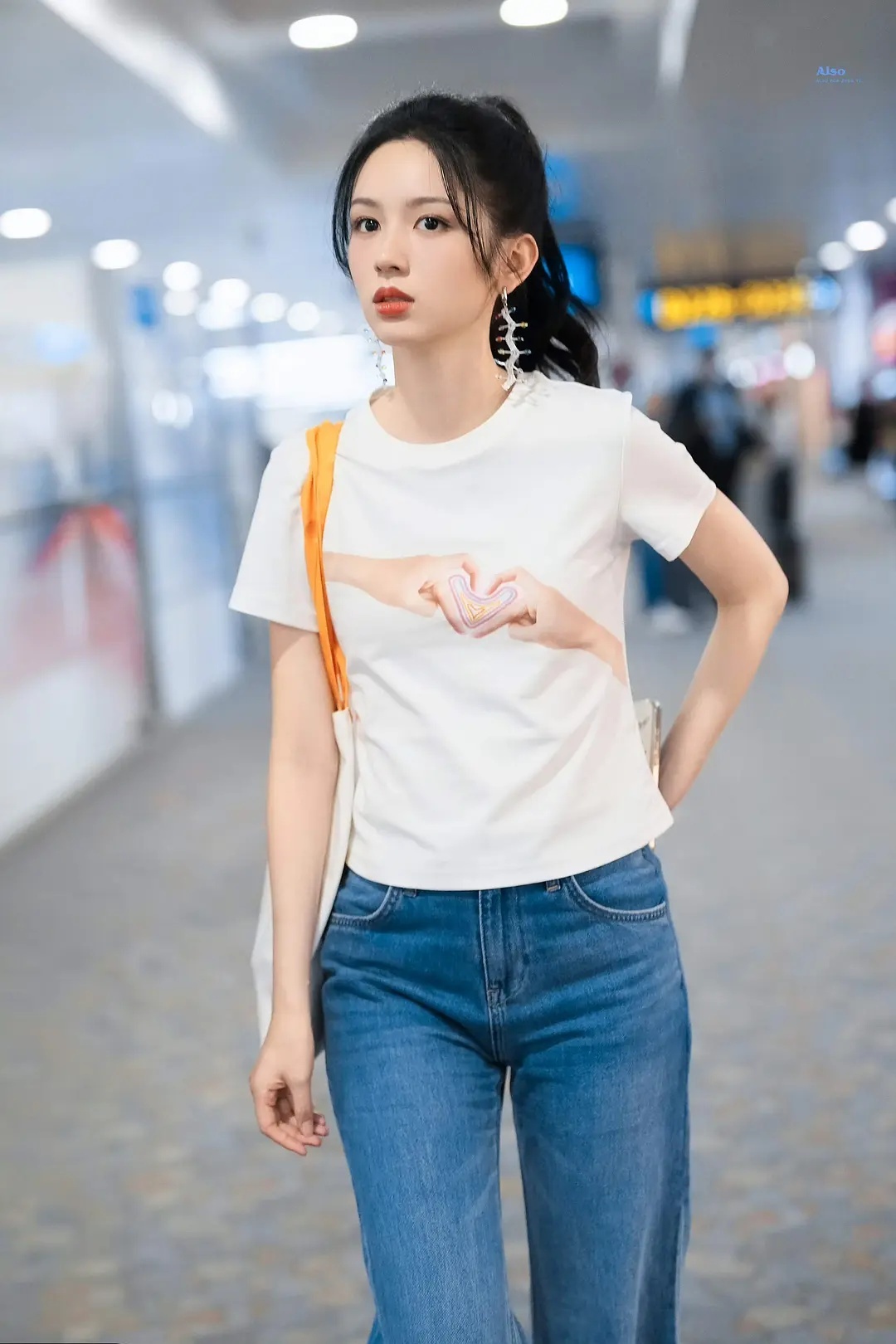 周也戛纳出发图，就一件白t硬美，不需要任何的加持周也戛纳出发图 ​​​