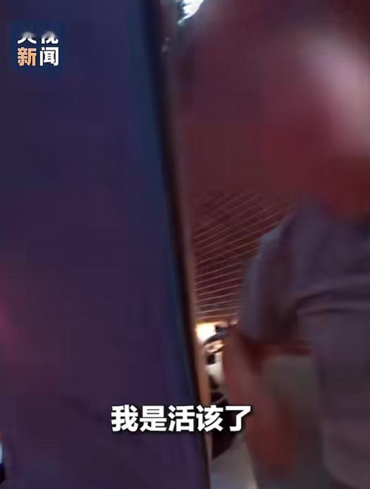 “我现在被撞了，你意思是我活该吗？”
上海街头，一场事故现场，被撞的女子情绪激动