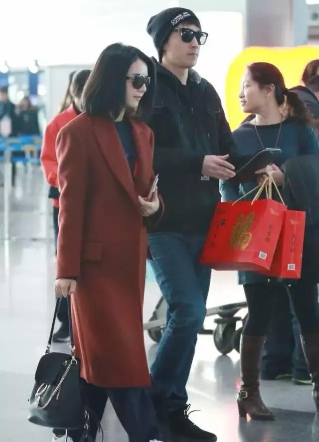 女神高圆圆和赵又廷恩恩爱爱低调出行，两人戴着同款墨镜，打扮的也是简约大气。但却被