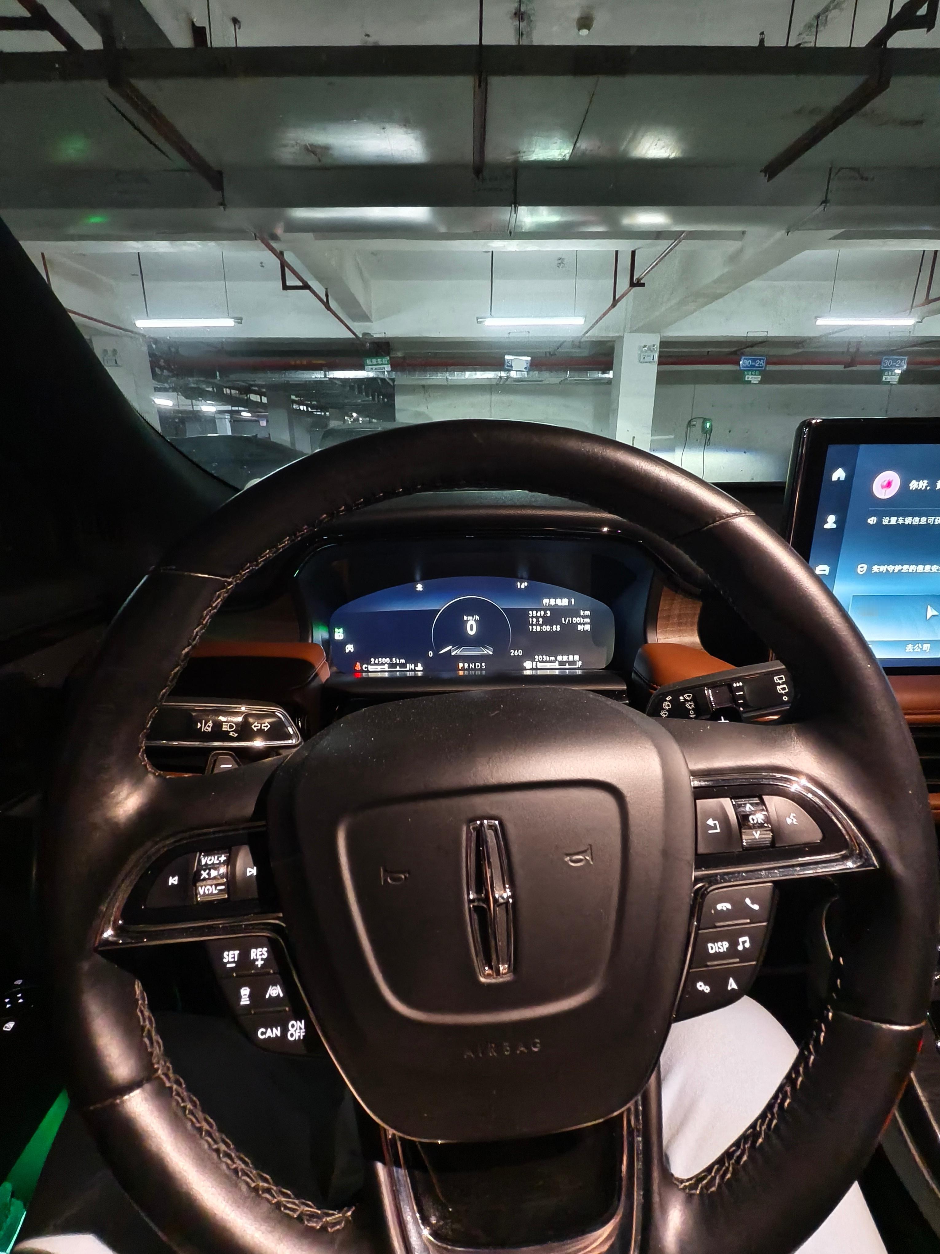 开另一台车拿快递，省得收拾后备箱床垫，但有一说一，现在真开不惯油车