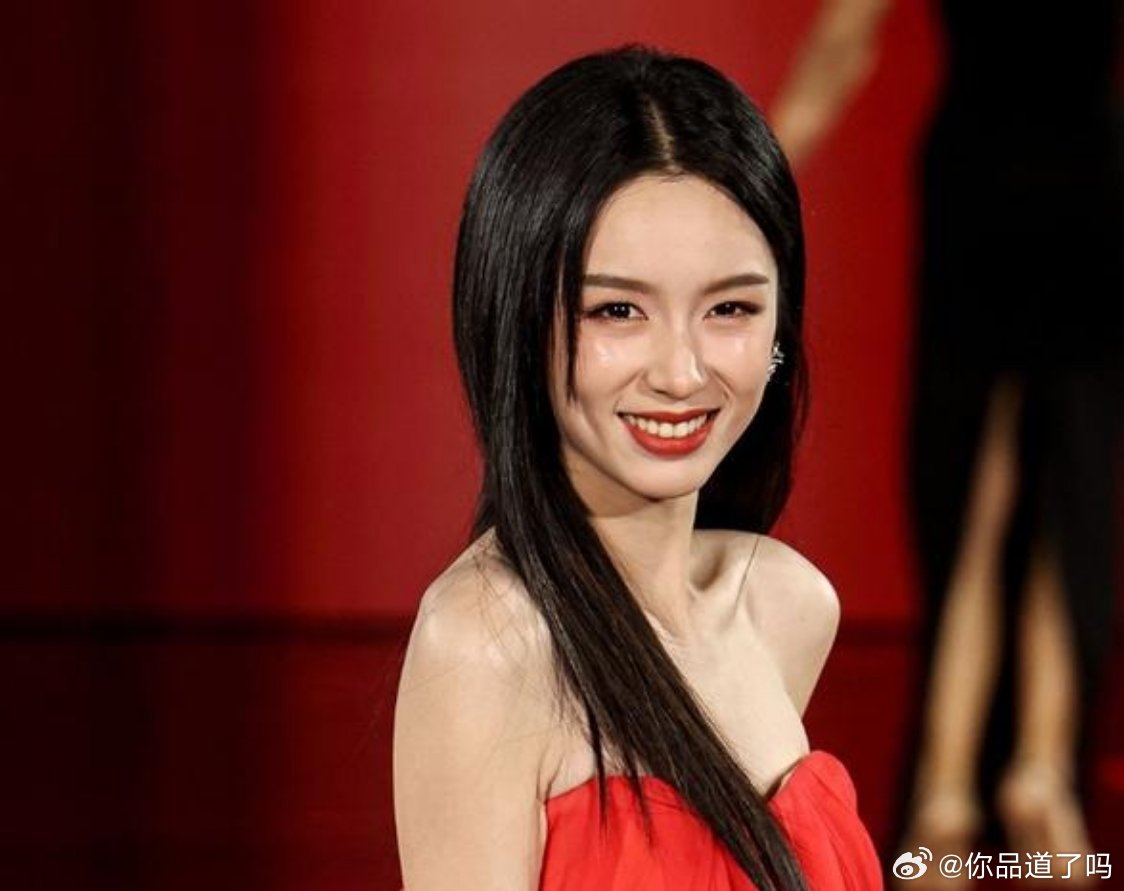 目前暂无确切消息表明周也在接触《引凤归》。周也背靠和颂传媒，确实拥有较为丰富的资