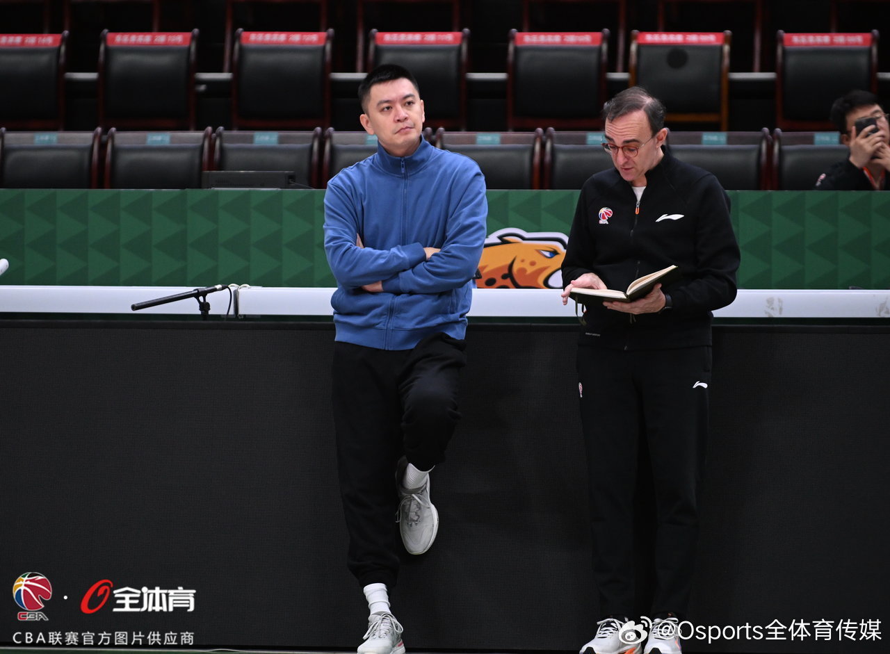 赛后新闻发布会杨导说：“这几场比赛教练组都很感动，人员极度短缺，拼下硬仗都不容易