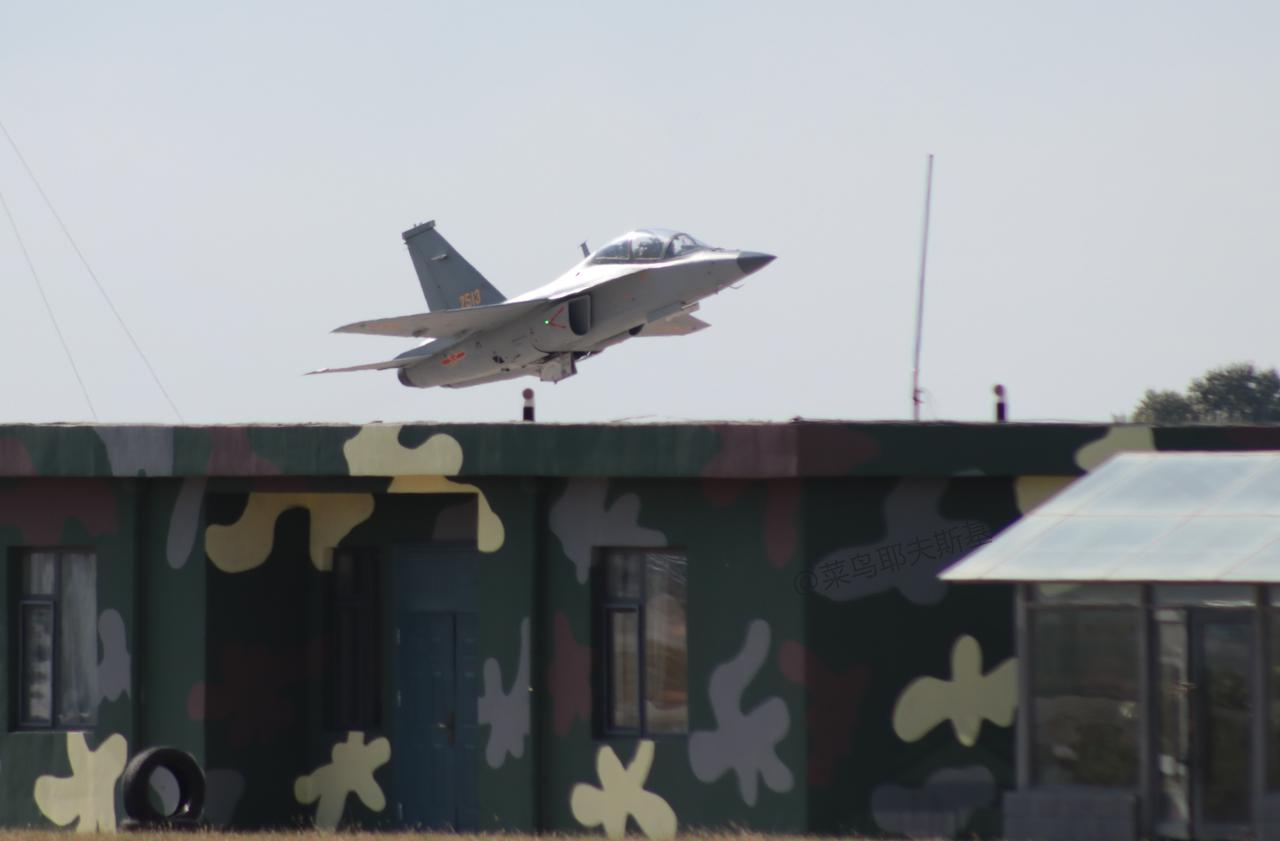 这张教-10高级教练机拍的，跟在屋顶上起飞的似的。
拍摄于长春航展。