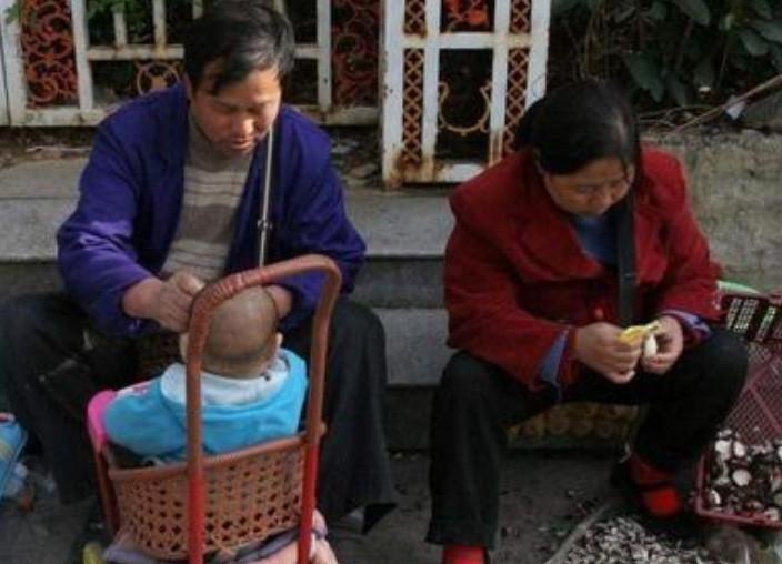 老人“邋遢”带娃方式你认可吗头号创作者激励计划农村的老人天天和泥土打交道，家里家