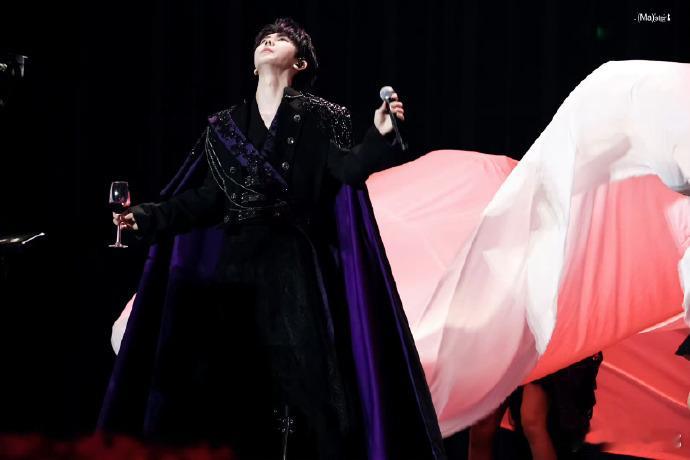 马嘉祺 吸血鬼伯爵谁能不爱！马嘉祺的吸血鬼伯爵造型真的太惊艳了，紫色的点缀让整体