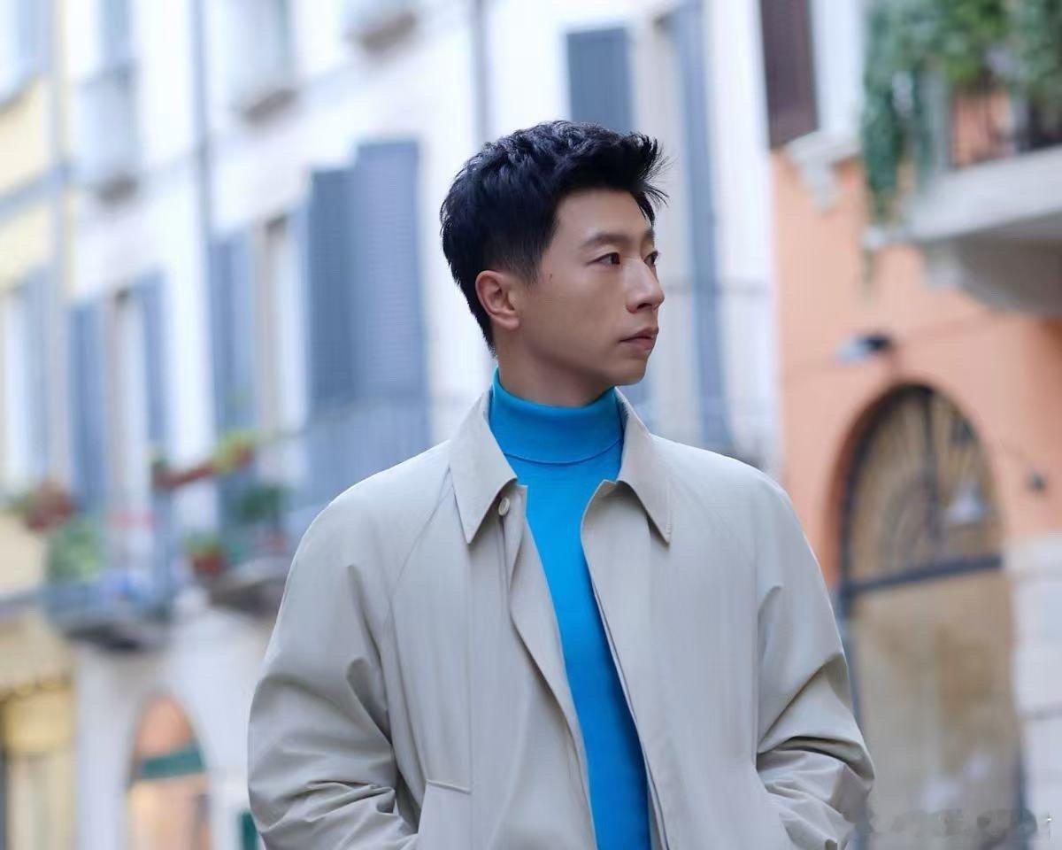 被米兰随性悠游的马龙帅到了 卸下冠军光环，做回闲适旅人。马龙在米兰街头的每一个瞬