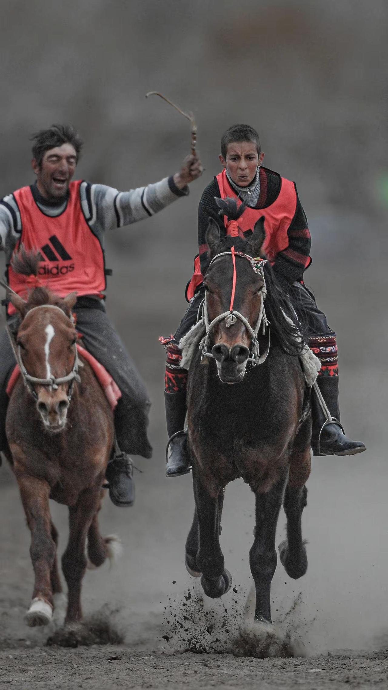 帕米尔高原上的赛马场上咋能少了塔吉克少年。在塔县的速度赛马比赛中经常会有少年们的