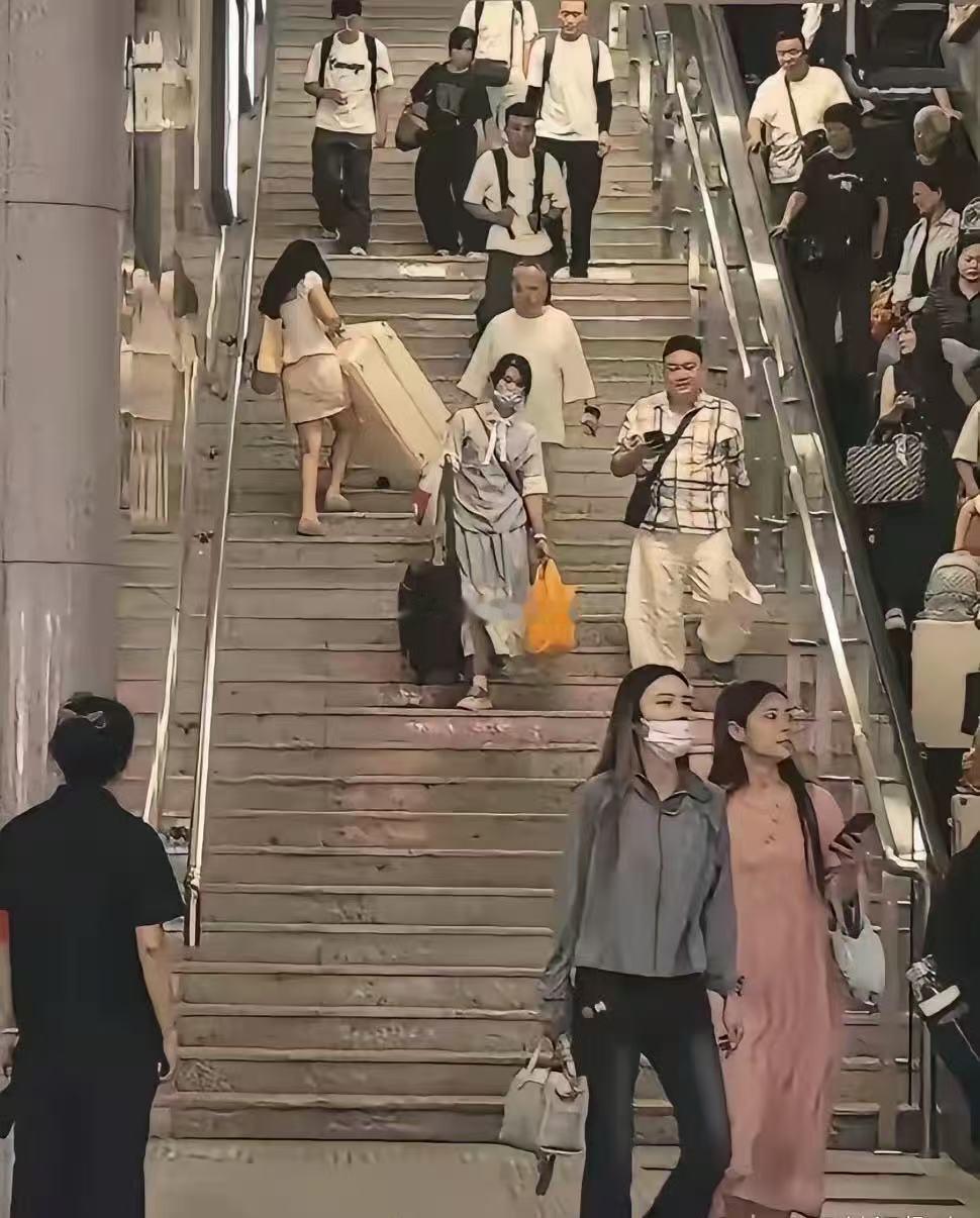 天啊，看着好心酸啊!现在这种情况真的越来越多......这是为什么呢？ ​​​