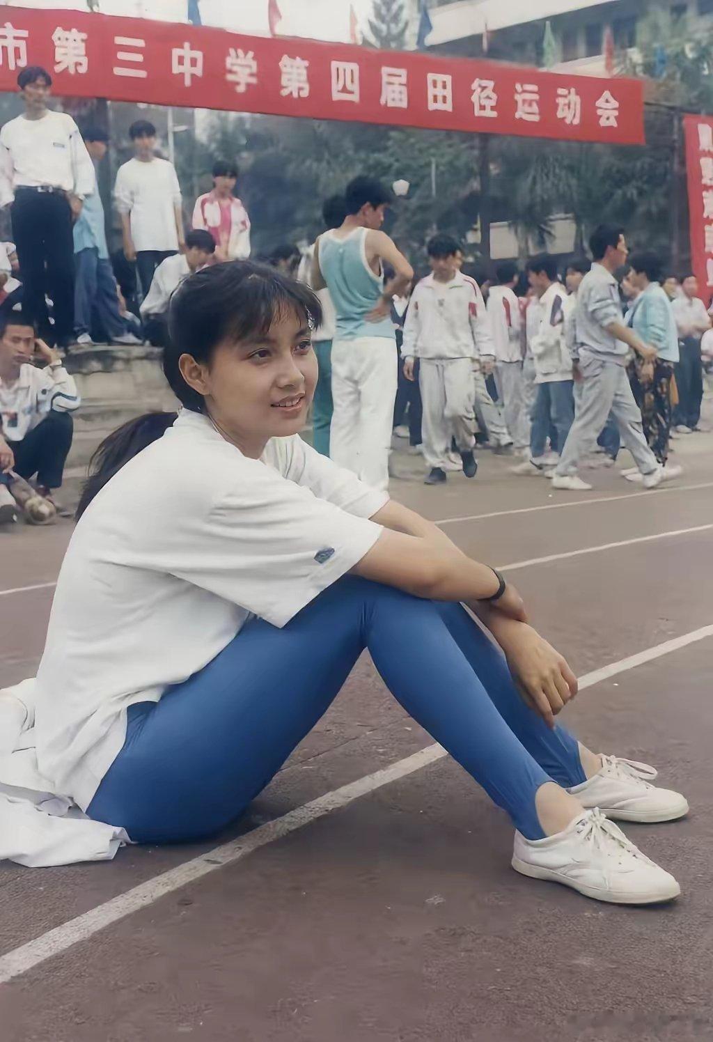 90年代的脚蹬裤，当时的女性基本上人手一条。话说这不就是现在的瑜伽裤嘛？