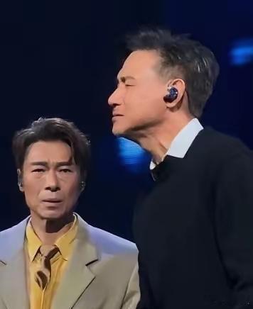 许志安这场演唱会名场面笑死人😂红馆同台合唱《我应该》，张学友唱得太投入，直接把