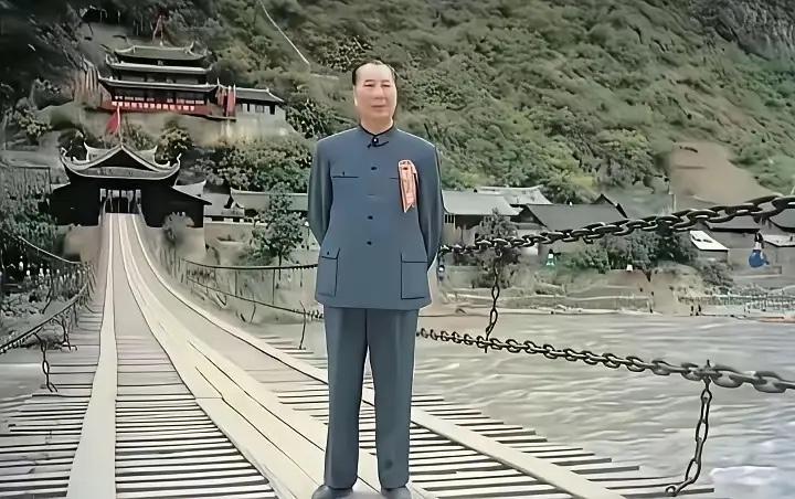 1985年，71岁高龄的杨成武上将重返泸定桥，站在桥面上的一张珍贵合影，当时正值