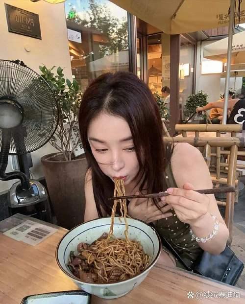 袁姗姗现身巴黎时装周，在埃菲尔铁塔下意外吃到家乡襄阳牛肉面，瞬间引发热议。她以铁