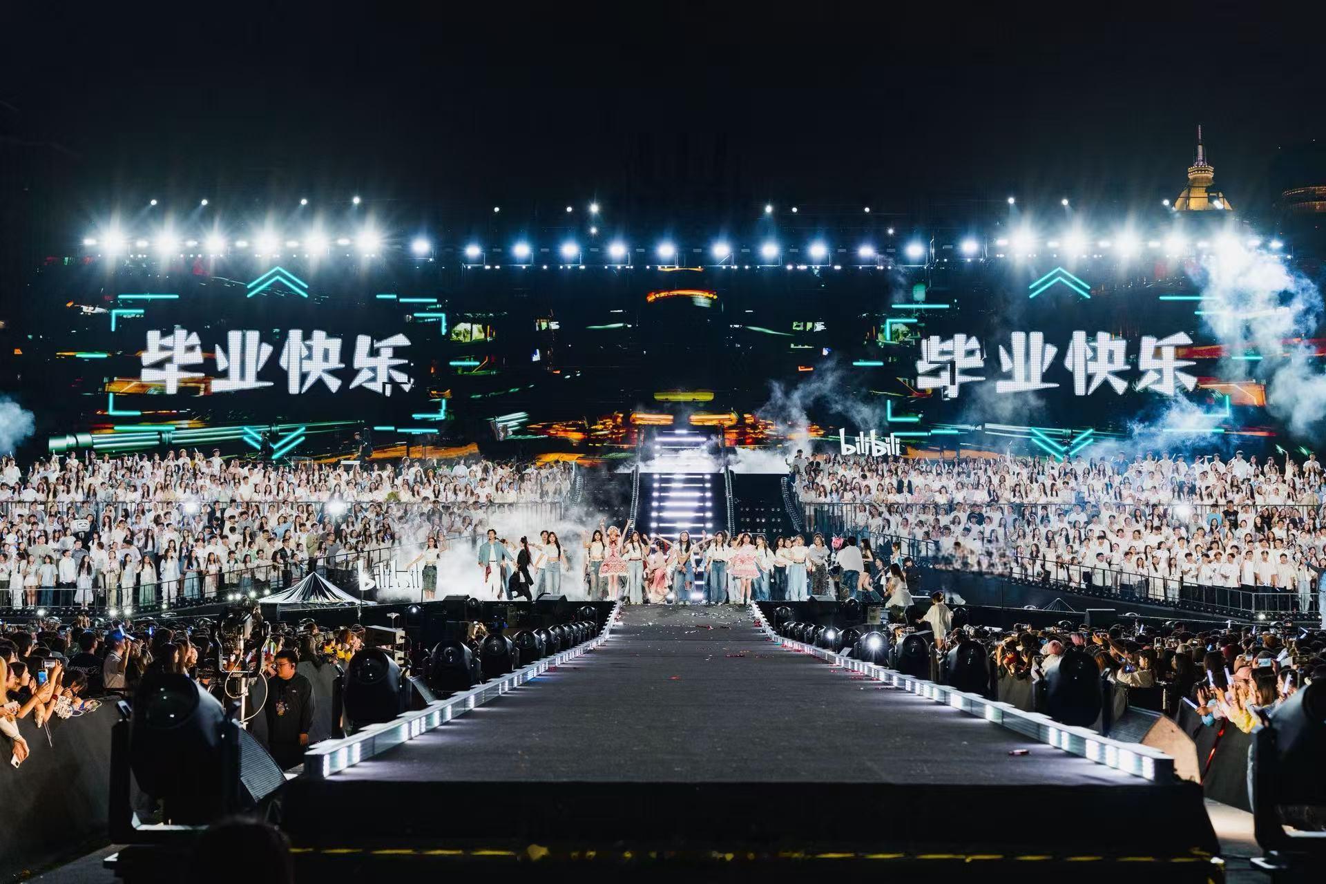 今年毕业歌会嘉宾有1000个人告别千篇一律的明星晚会，毕业歌会走出专属青春路线。