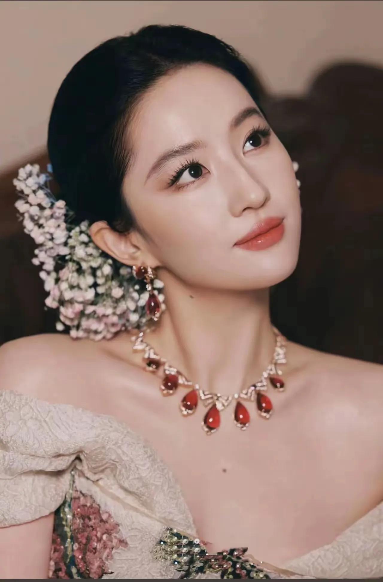 刘亦菲，身材比例颜值巅峰美丽动人，女明星中的天花板