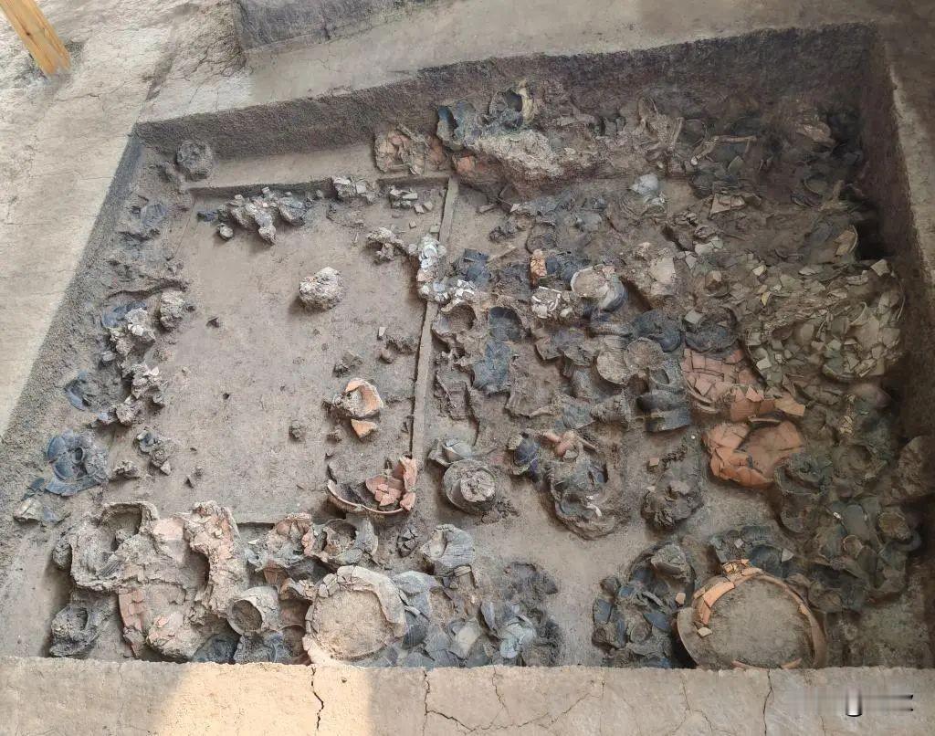 快讯：一座距今约5000年的大墓在河南永城王庄遗址被发现，该墓葬出土遗物350余