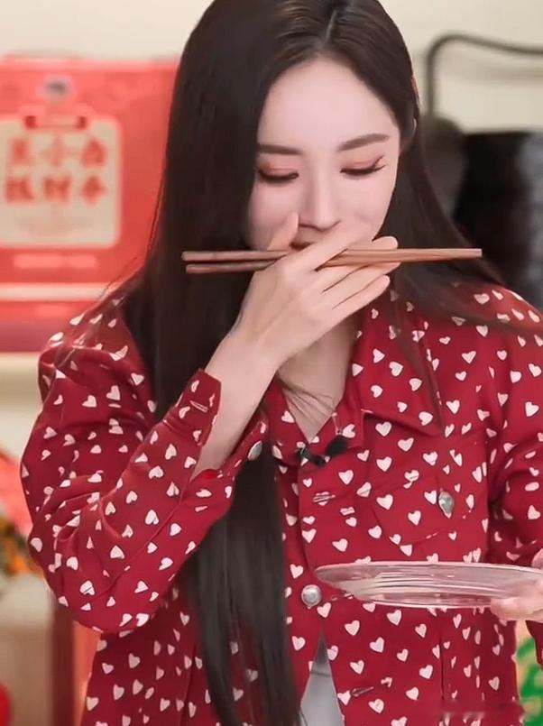 杨幂直播吃泡面被工作人员紧急叫停杨幂在试吃环节刚夹起几口泡面，场外工作人员就出声