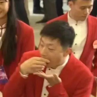 马龙啊，那可是个名人。他身边有不少重要的人呢。

他妈妈是工人，爸爸是事业单位干