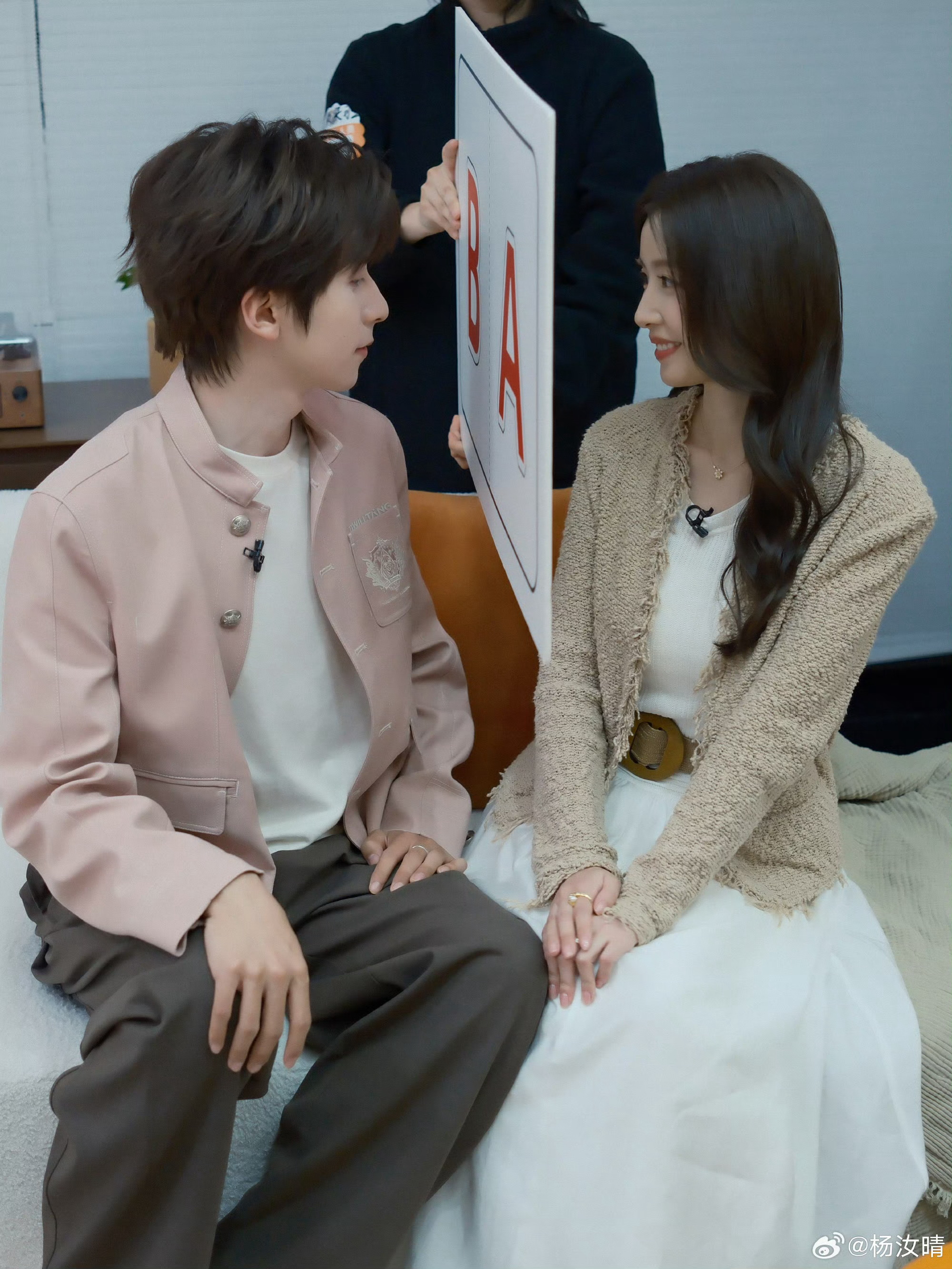 杨汝晴在节目里立遗嘱初入职场金融季杨汝晴节目中冷静立下遗嘱，房产、财产、海葬与数