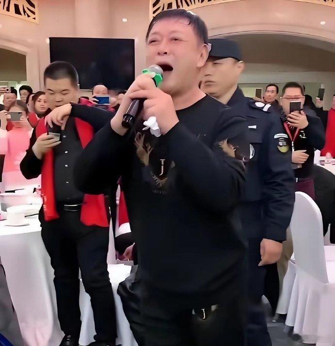 66 岁迟志强定居黑龙江，身形发福。那些经典囚歌成过往记忆，而他的儿子，成为其人