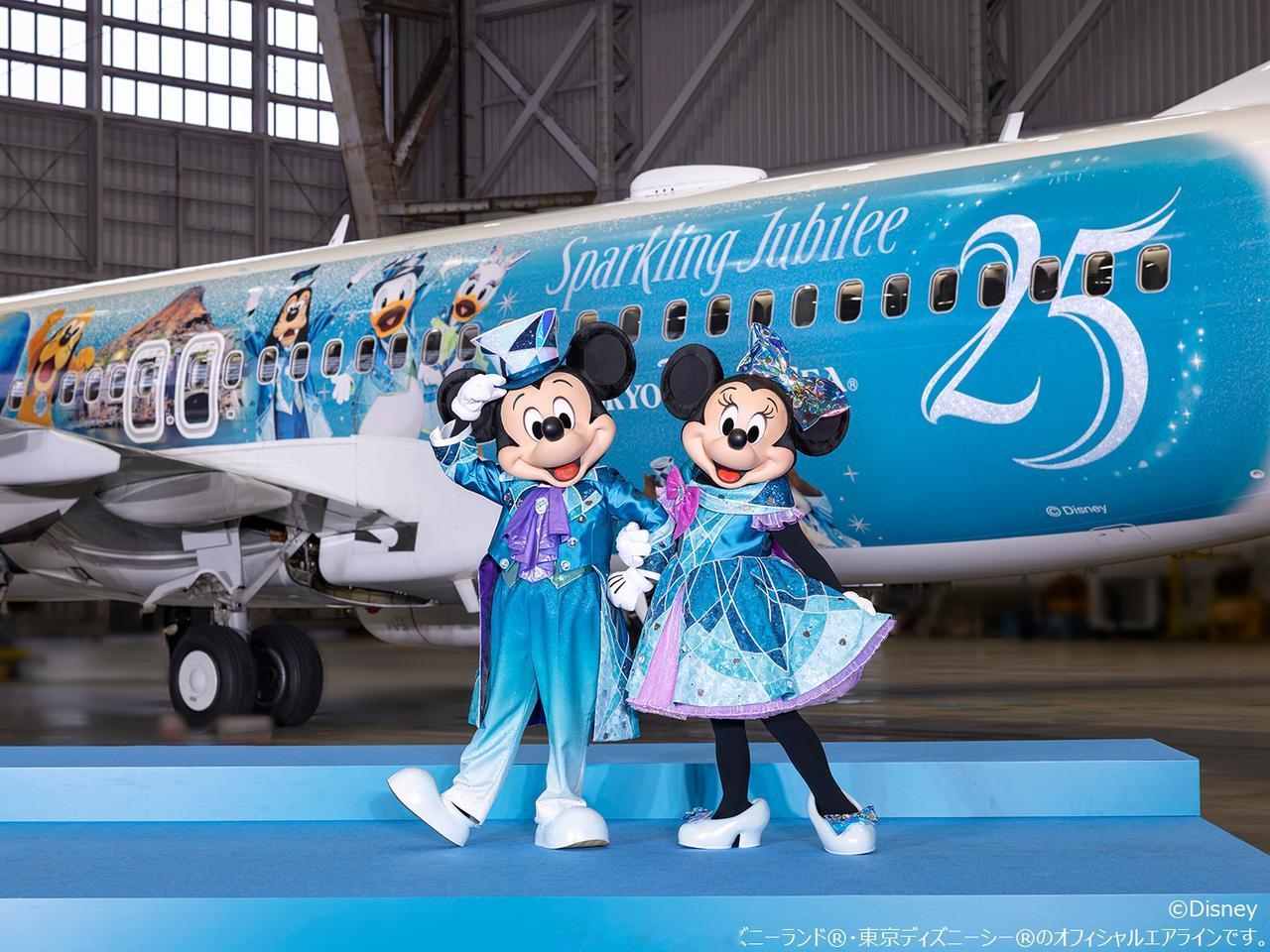 近日，为庆祝东京迪士尼海洋开园25周年，日本航空上线专属特别涂装飞机，机身印有多