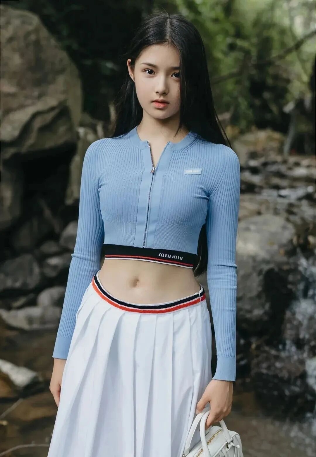 艾米，最近参演功夫女足很火的演员，童星出道，非常年轻漂亮 这妹子真漂亮