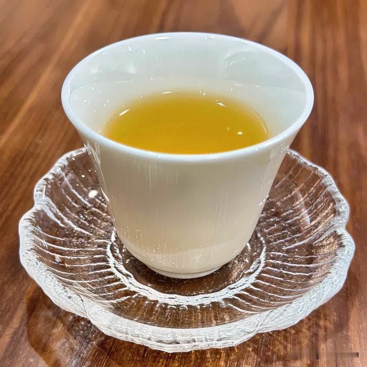 《慢茶真味·山坡羊》
人生似茶，光阴自磨。青瓷盏里意蹉跎，叶儿展，味儿和。慢煮方